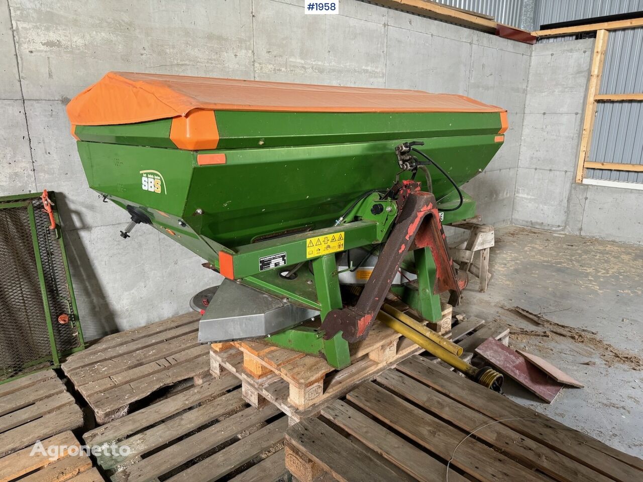 Amazone ZA-M 900 mounted fertilizer spreader