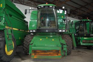 John Deere 2064 grain harvester