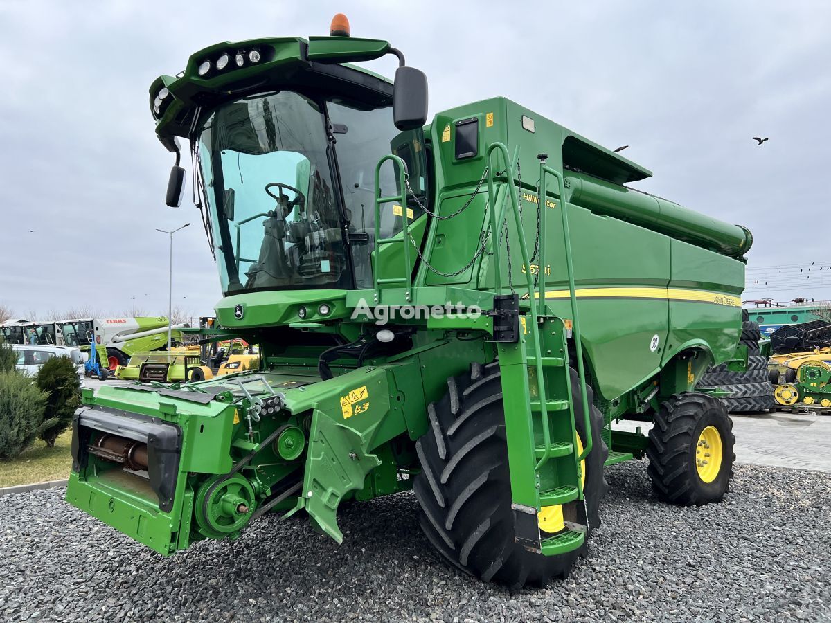 John Deere S670 HM grain harvester