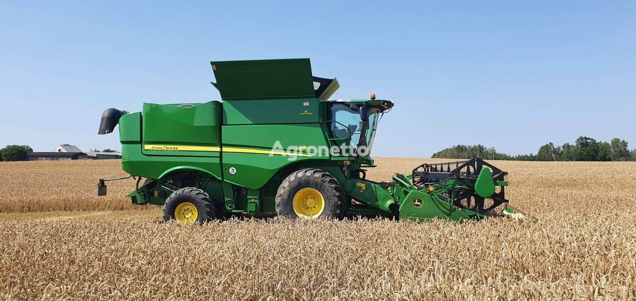 John Deere S690i grain harvester