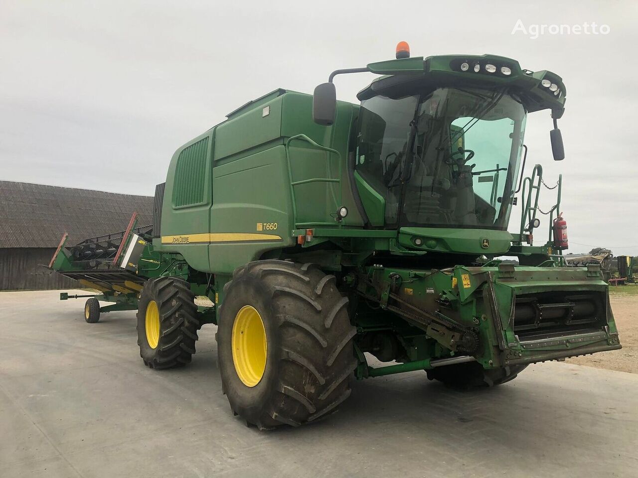 John Deere T660 grain harvester