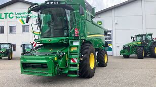 John Deere T670 grain harvester