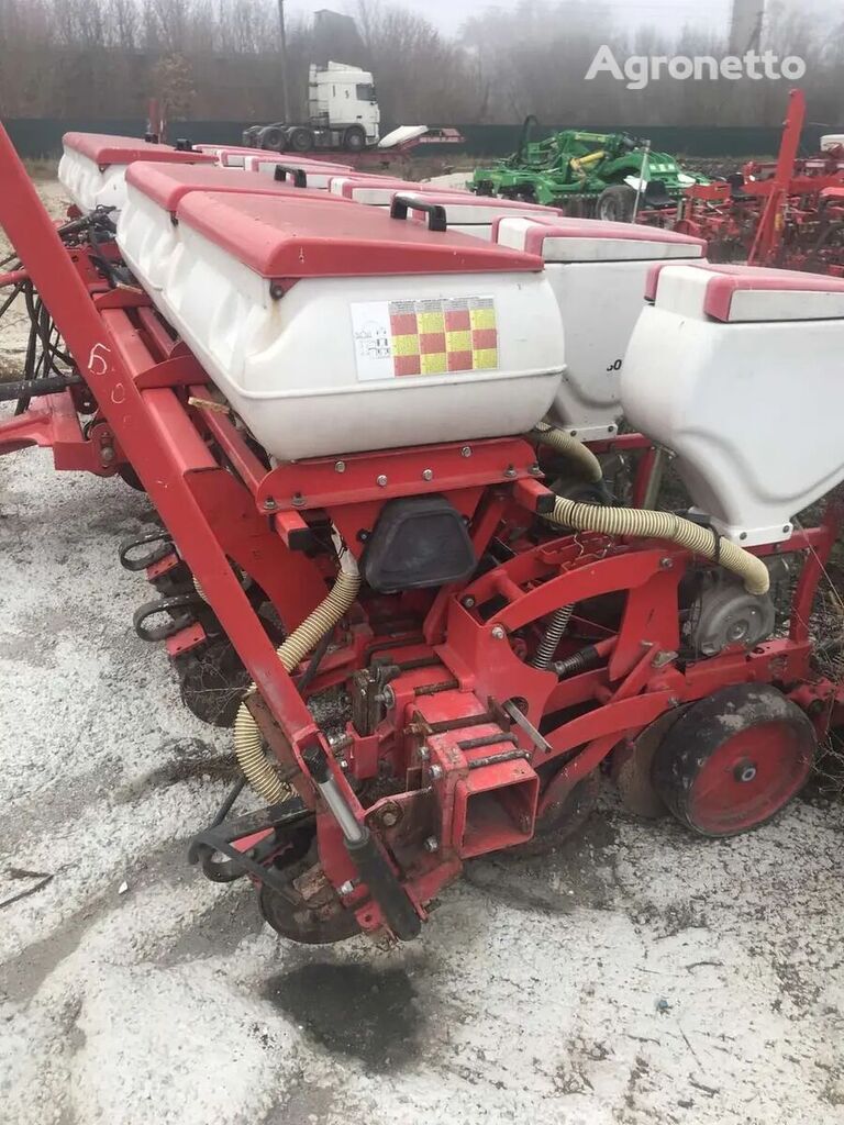 Agromaster D8 pneumatic precision seed drill