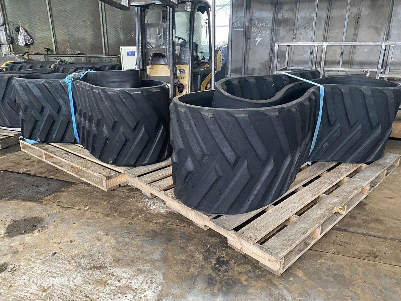 Challenger MT 865-MT765 rubber track for crawler tractor